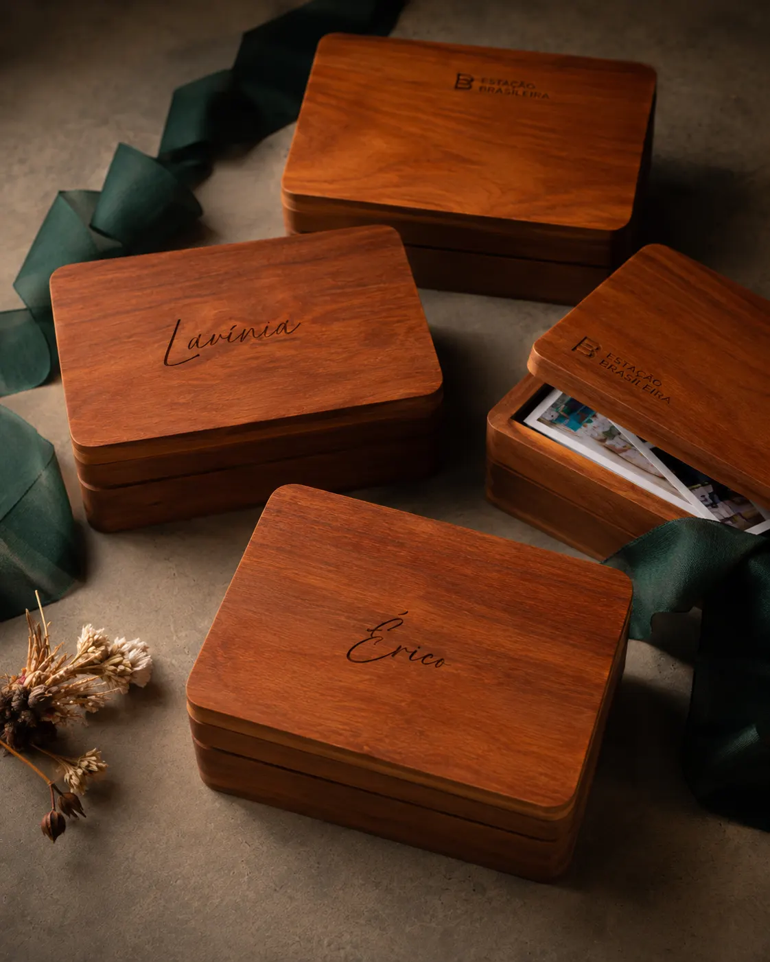 Caixas de madeira personalizadas com nomes gravados — Cápsula do Tempo