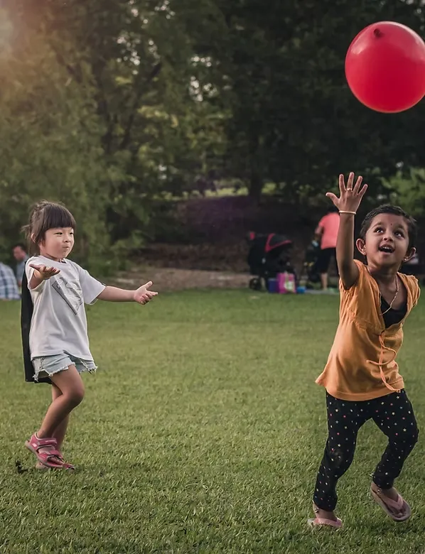 Crianças brincando ao ar livre — momento real, sem pose